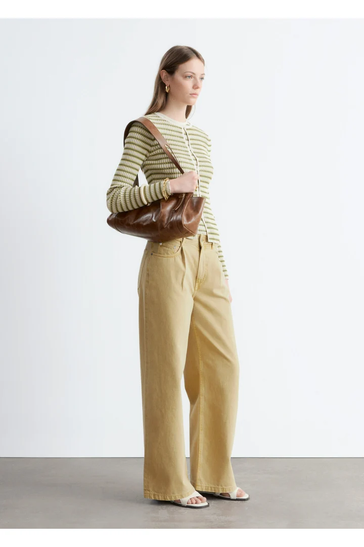 앤아더스토리즈 폴드 디테일 진의 오커 옐로우컬러 ECOMLook입니다.