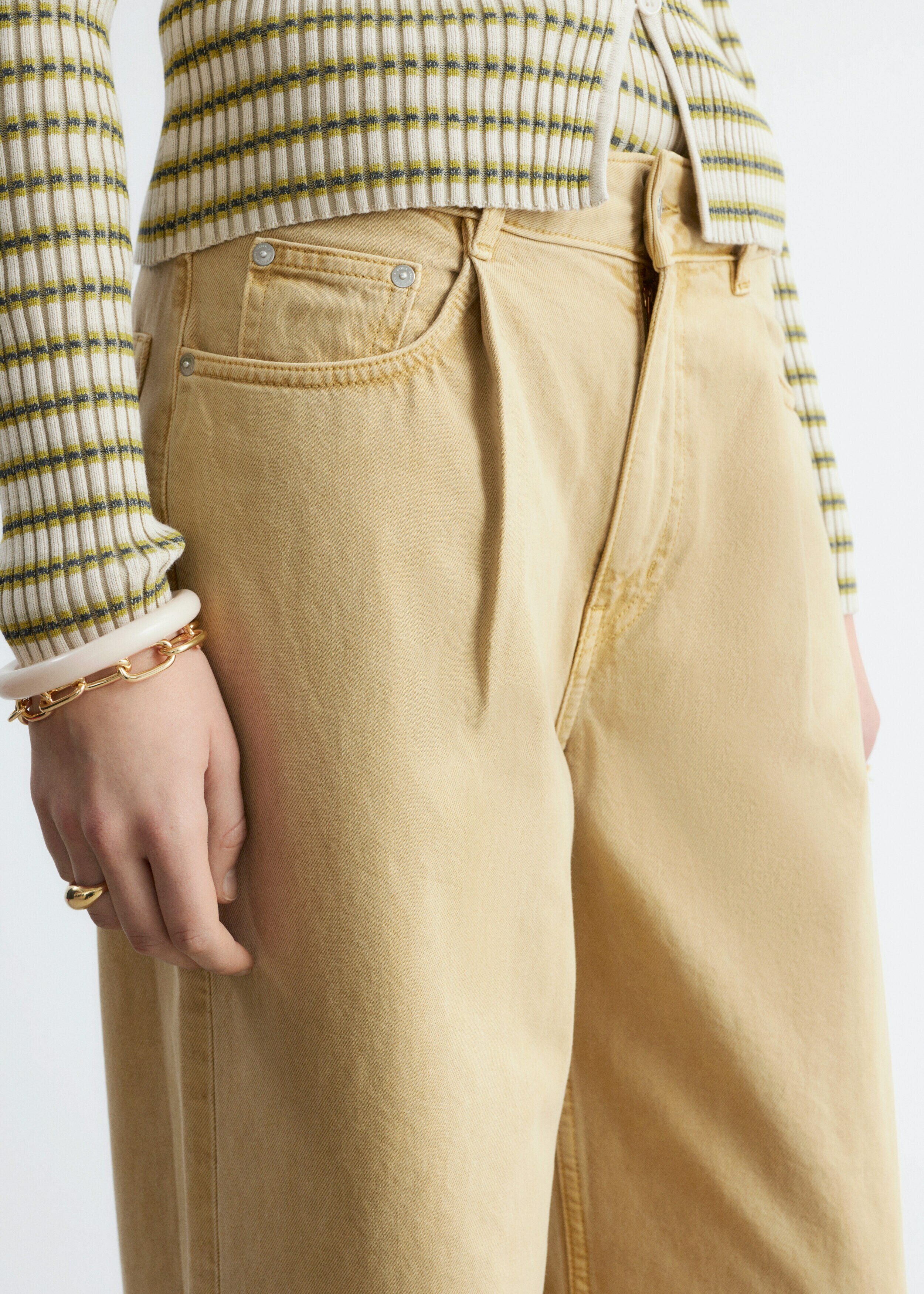 앤아더스토리즈 폴드 디테일 진의 오커 옐로우컬러 ECOMLook입니다.