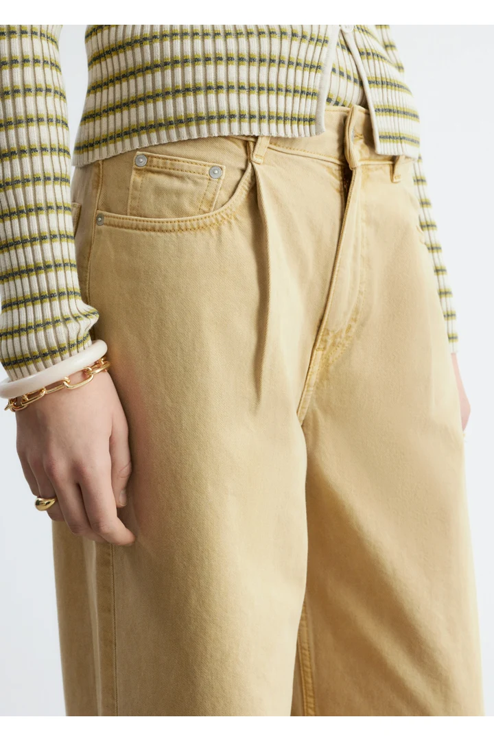 앤아더스토리즈 폴드 디테일 진의 오커 옐로우컬러 ECOMLook입니다.