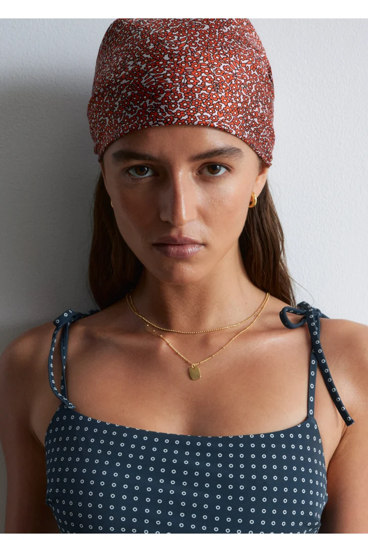 앤아더스토리즈 프린트 실크 스카프의 레드/라일락 플로럴컬러 ECOMLook입니다.