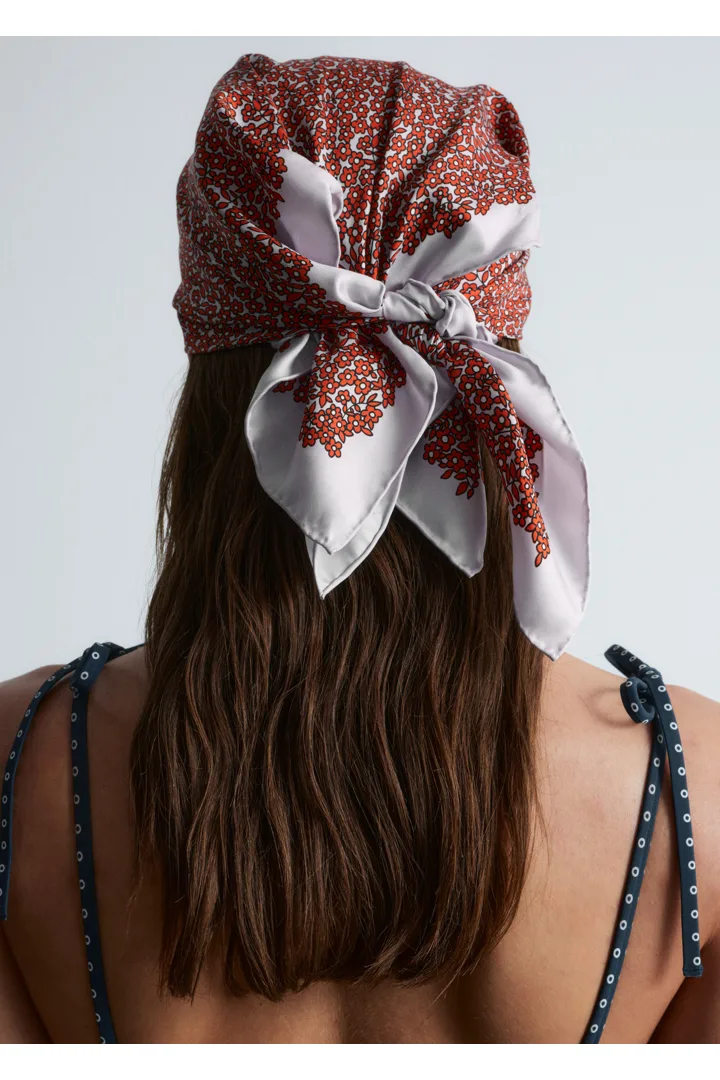 앤아더스토리즈 프린트 실크 스카프의 레드/라일락 플로럴컬러 ECOMLook입니다.