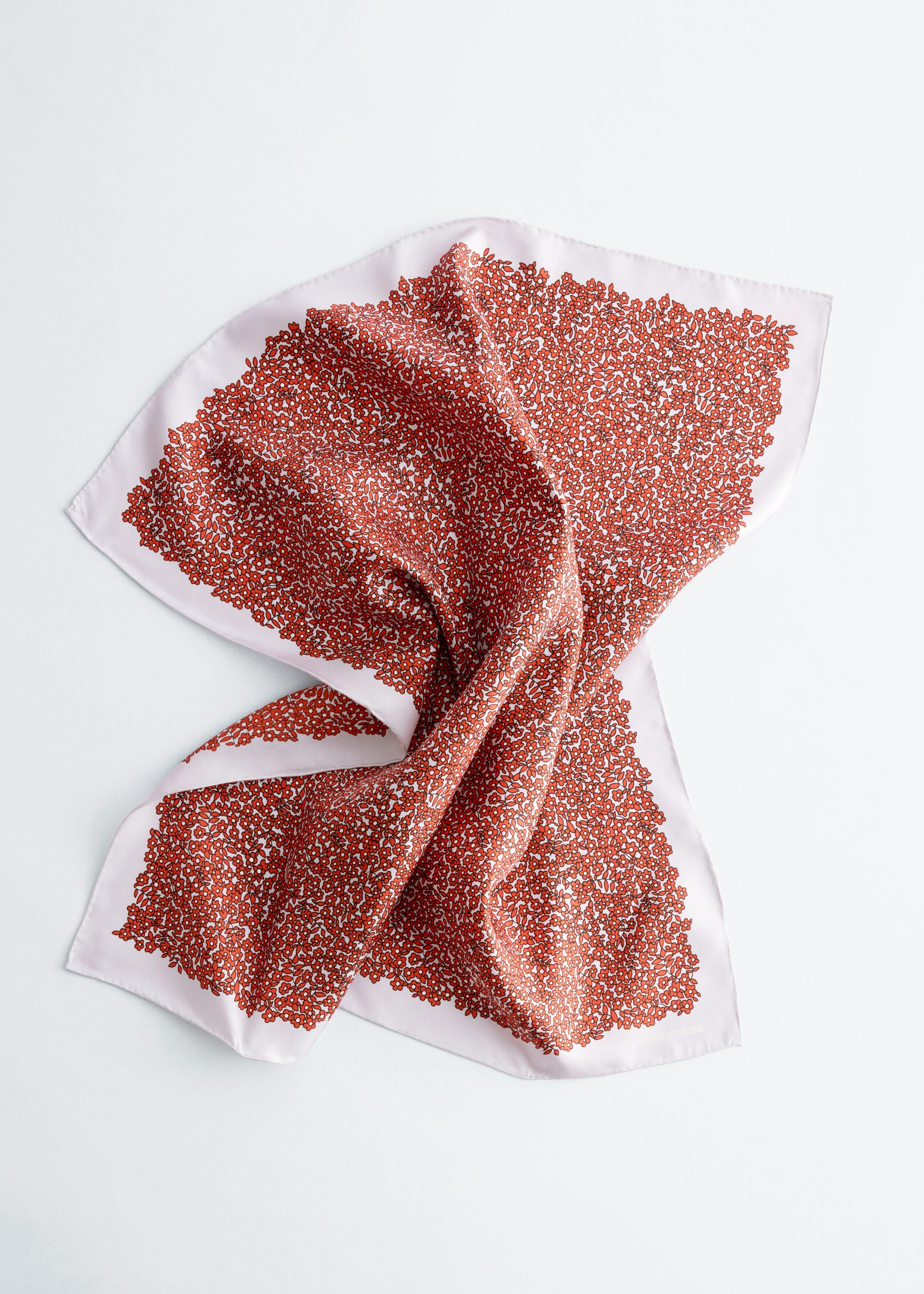 앤아더스토리즈 프린트 실크 스카프의 레드/라일락 플로럴컬러 Product입니다.