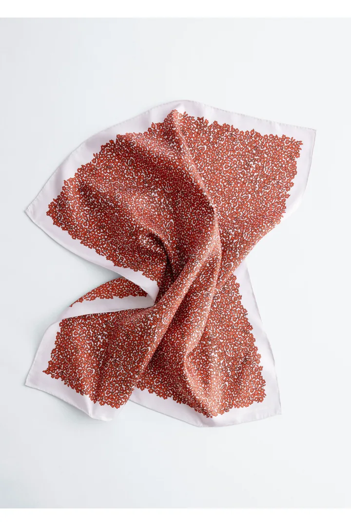 앤아더스토리즈 프린트 실크 스카프의 레드/라일락 플로럴컬러 Product입니다.