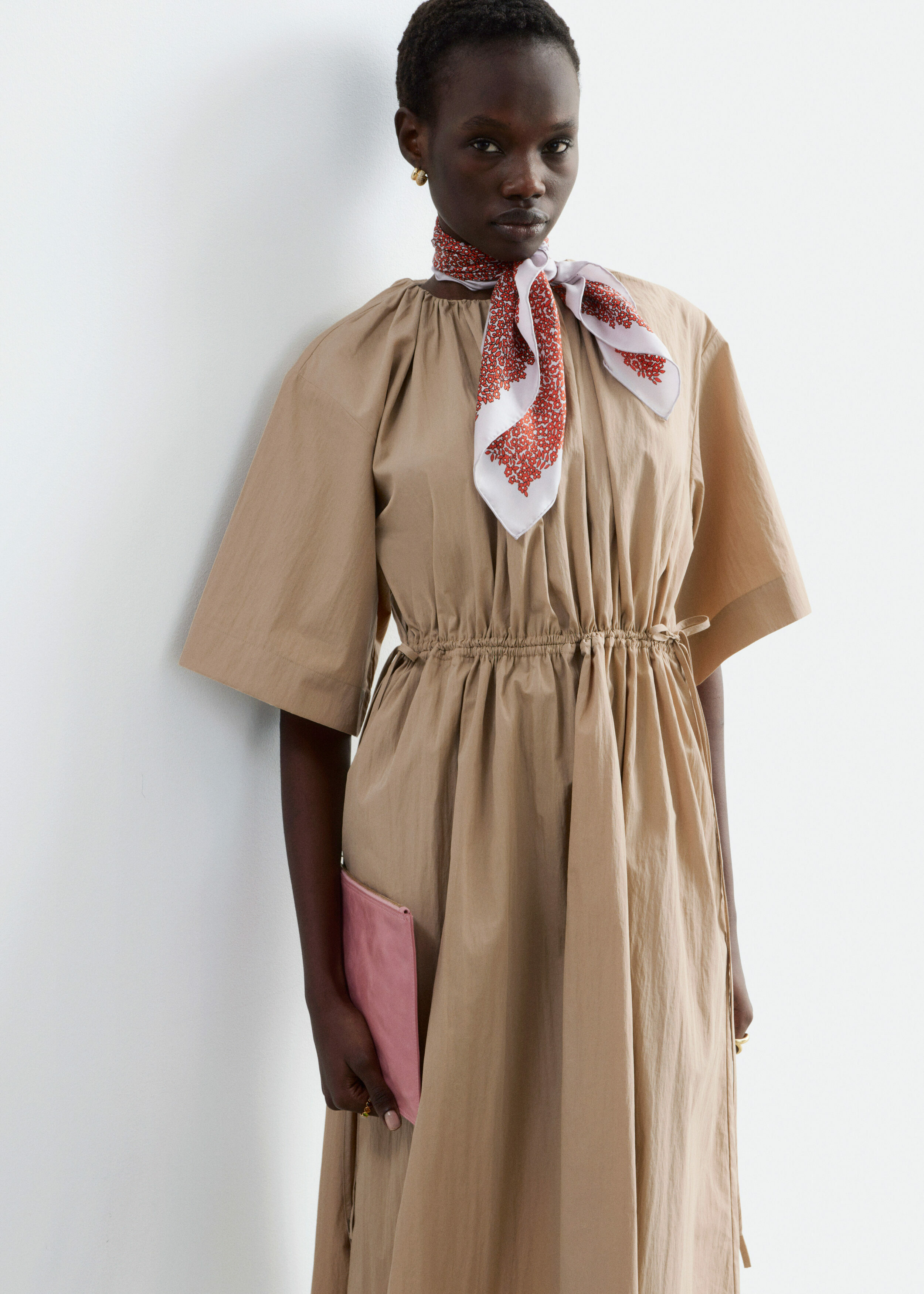 앤아더스토리즈 프린트 실크 스카프의 레드/라일락 플로럴컬러 ECOMLook입니다.