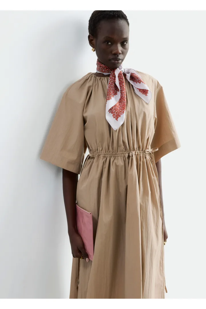 앤아더스토리즈 프린트 실크 스카프의 레드/라일락 플로럴컬러 ECOMLook입니다.