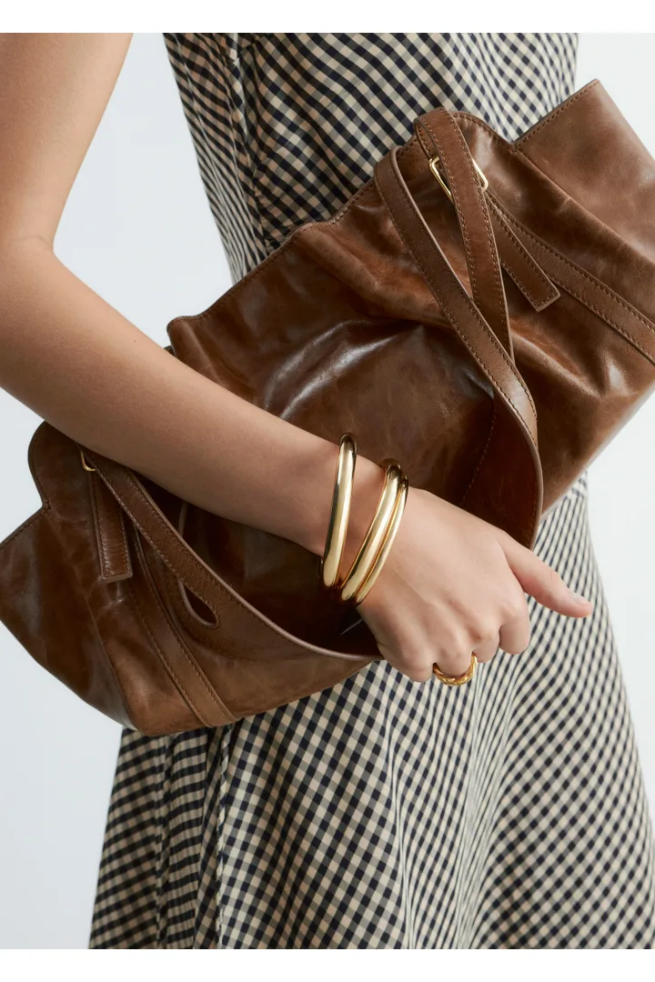 앤아더스토리즈 튜뷸러 뱅글 세트의 골드컬러 ECOMLook입니다.