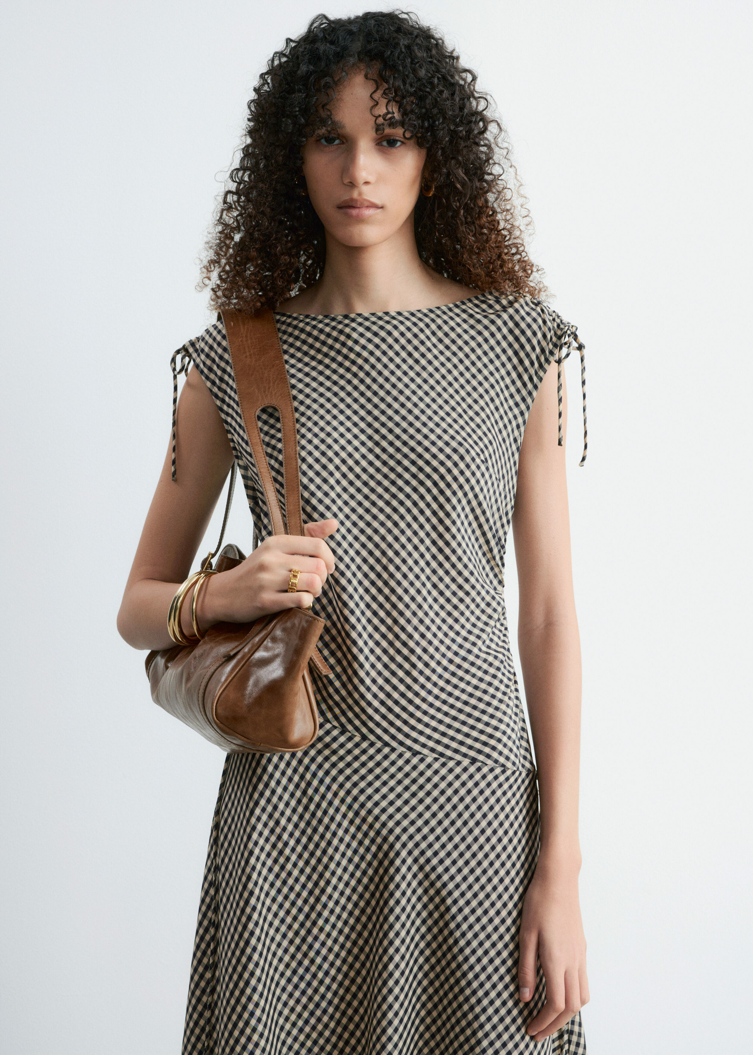 앤아더스토리즈 튜뷸러 뱅글 세트의 골드컬러 ECOMLook입니다.