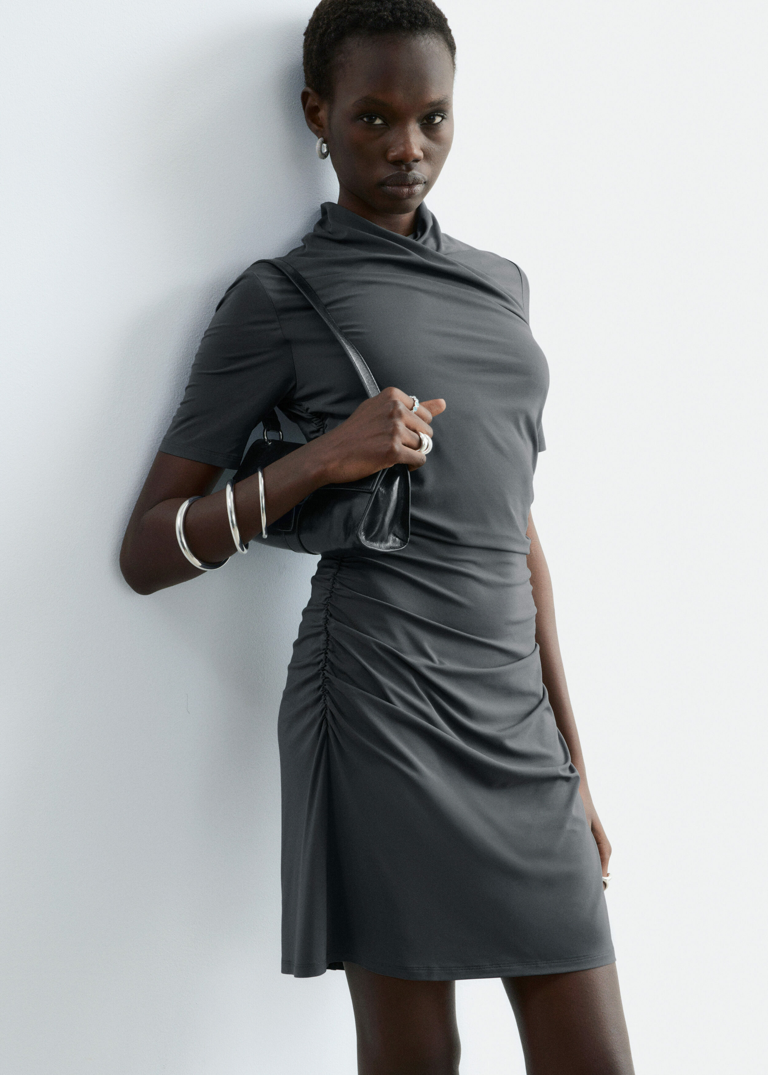 앤아더스토리즈 튜뷸러 뱅글 세트의 실버컬러 ECOMLook입니다.