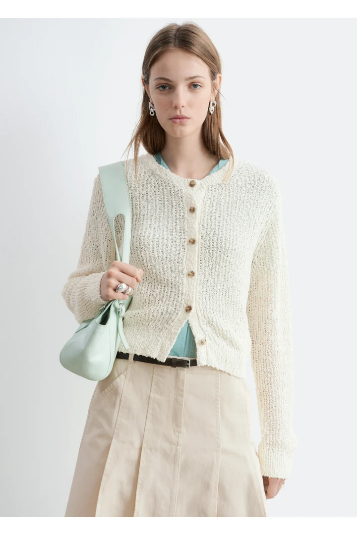 앤아더스토리즈 실크 코튼 가디건의 라이트 베이지컬러 ECOMLook입니다.