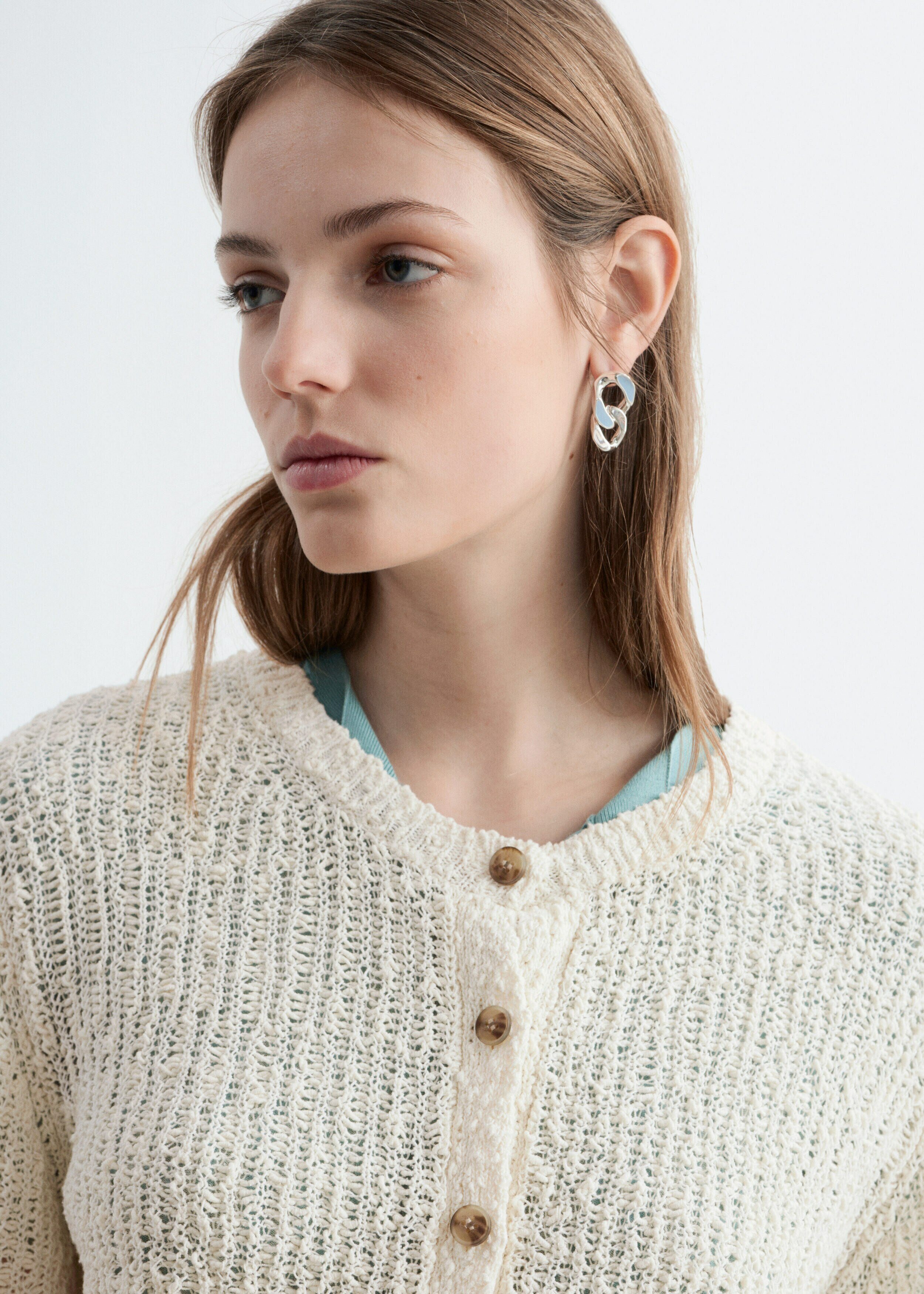 앤아더스토리즈 실크 코튼 가디건의 라이트 베이지컬러 ECOMLook입니다.