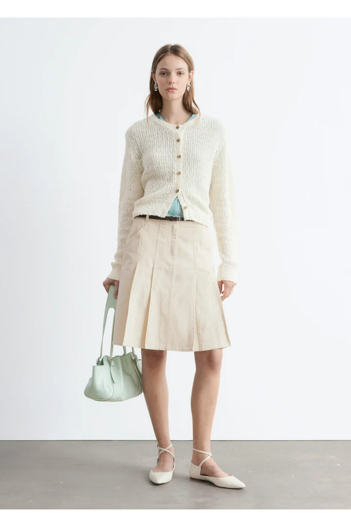 앤아더스토리즈 실크 코튼 가디건의 라이트 베이지컬러 ECOMLook입니다.