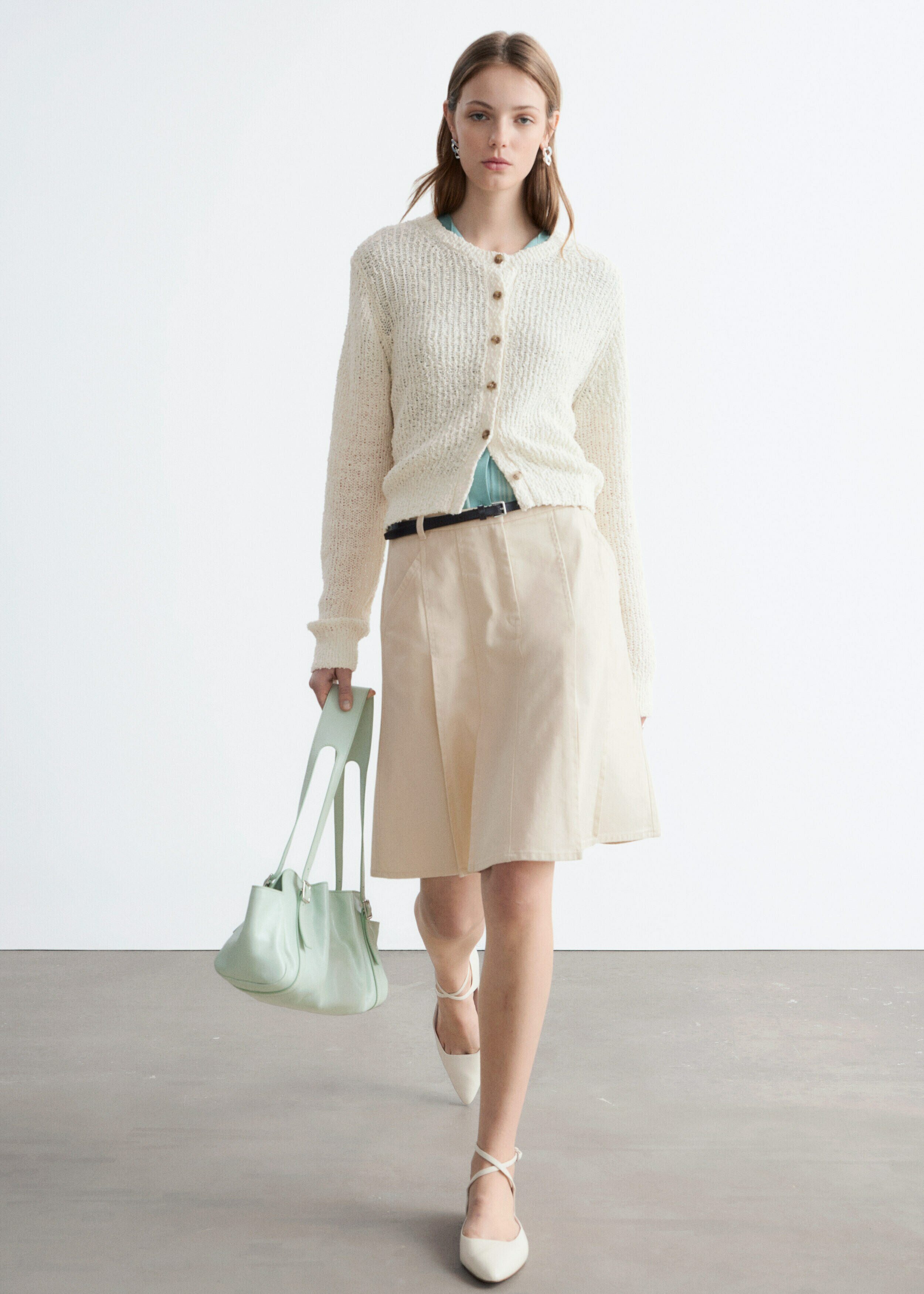 앤아더스토리즈 실크 코튼 가디건의 라이트 베이지컬러 ECOMLook입니다.