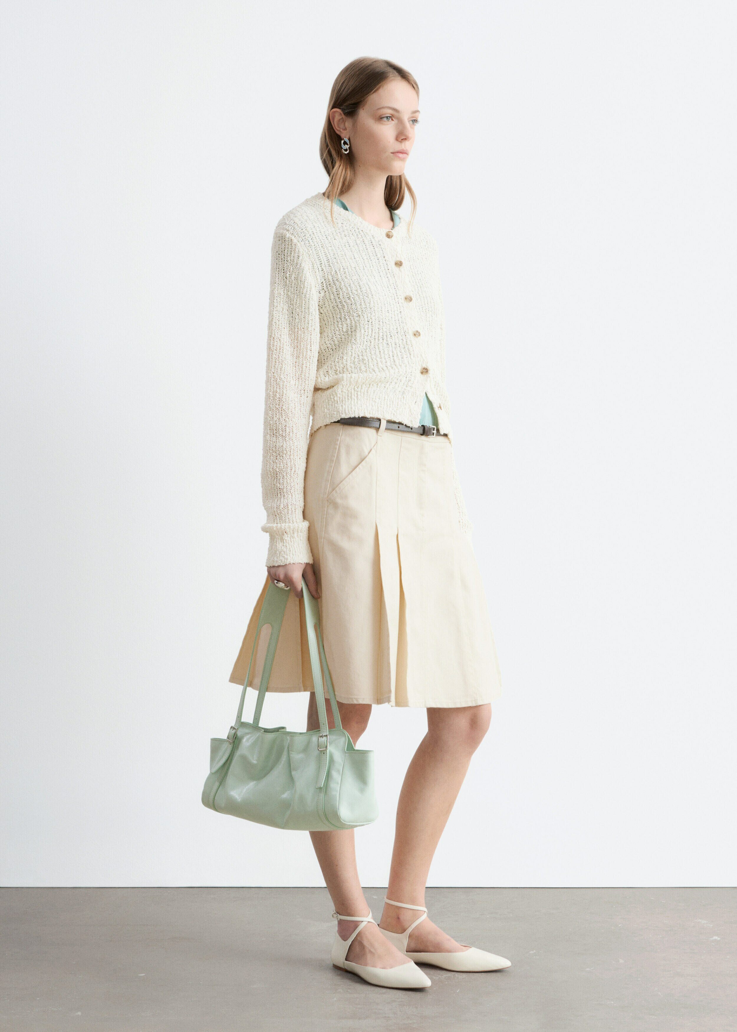 앤아더스토리즈 실크 코튼 가디건의 라이트 베이지컬러 ECOMLook입니다.