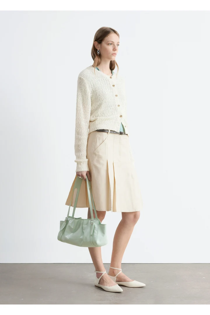 앤아더스토리즈 실크 코튼 가디건의 라이트 베이지컬러 ECOMLook입니다.