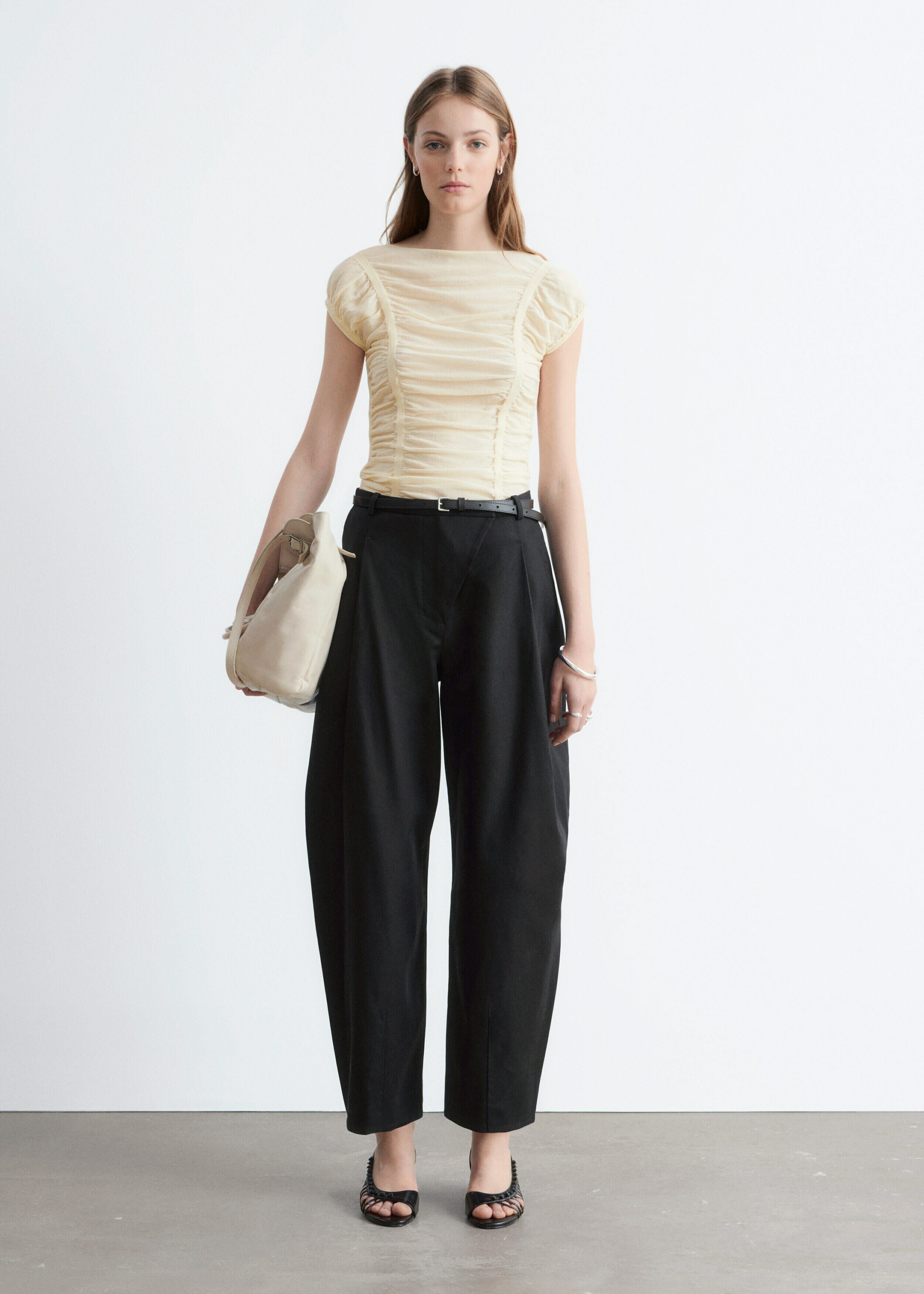 앤아더스토리즈 루시드 캡 슬리브 탑의 베이지컬러 ECOMLook입니다.