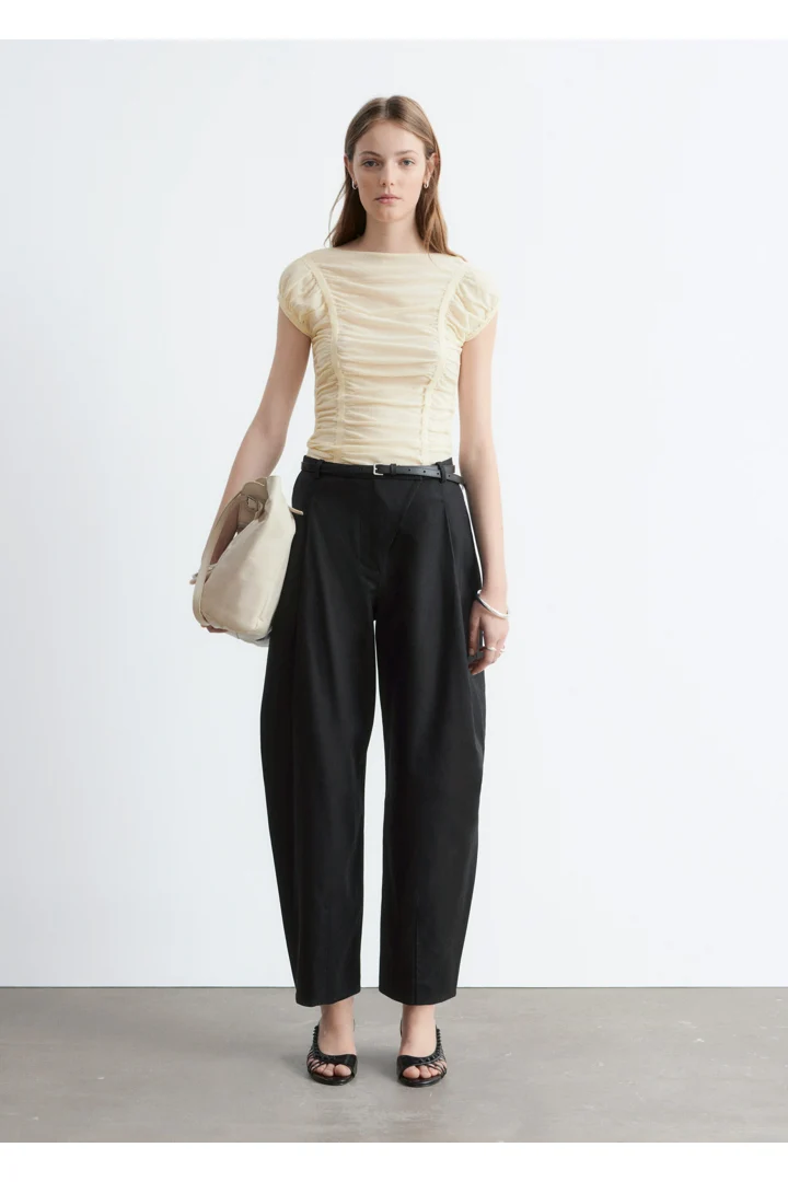 앤아더스토리즈 루시드 캡 슬리브 탑의 베이지컬러 ECOMLook입니다.