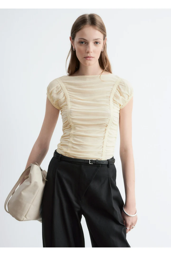 앤아더스토리즈 루시드 캡 슬리브 탑의 베이지컬러 ECOMLook입니다.