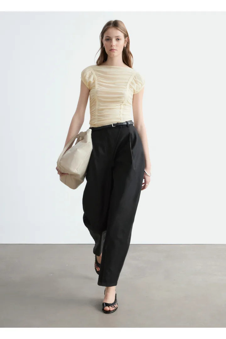 앤아더스토리즈 루시드 캡 슬리브 탑의 베이지컬러 ECOMLook입니다.