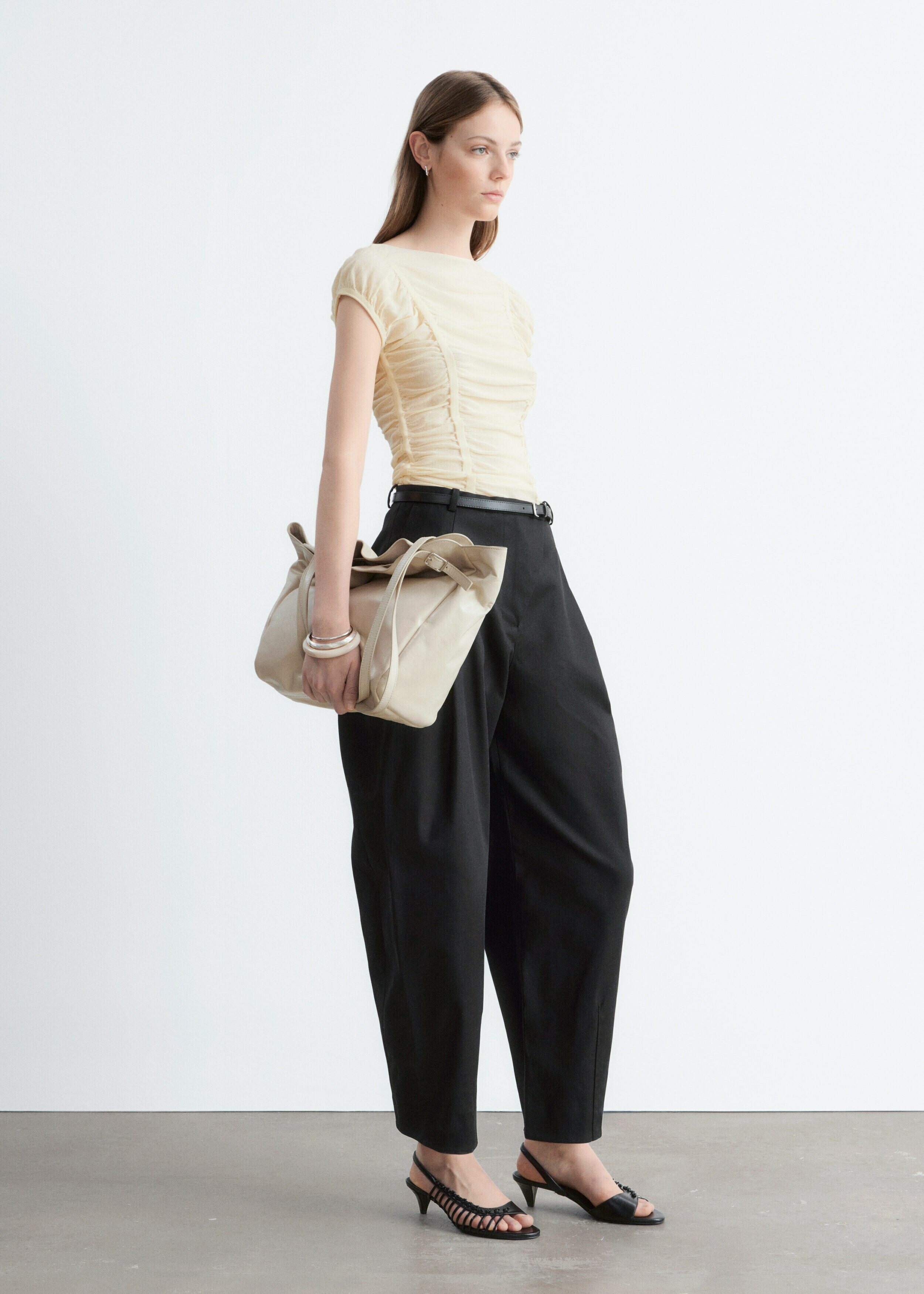 앤아더스토리즈 루시드 캡 슬리브 탑의 베이지컬러 ECOMLook입니다.