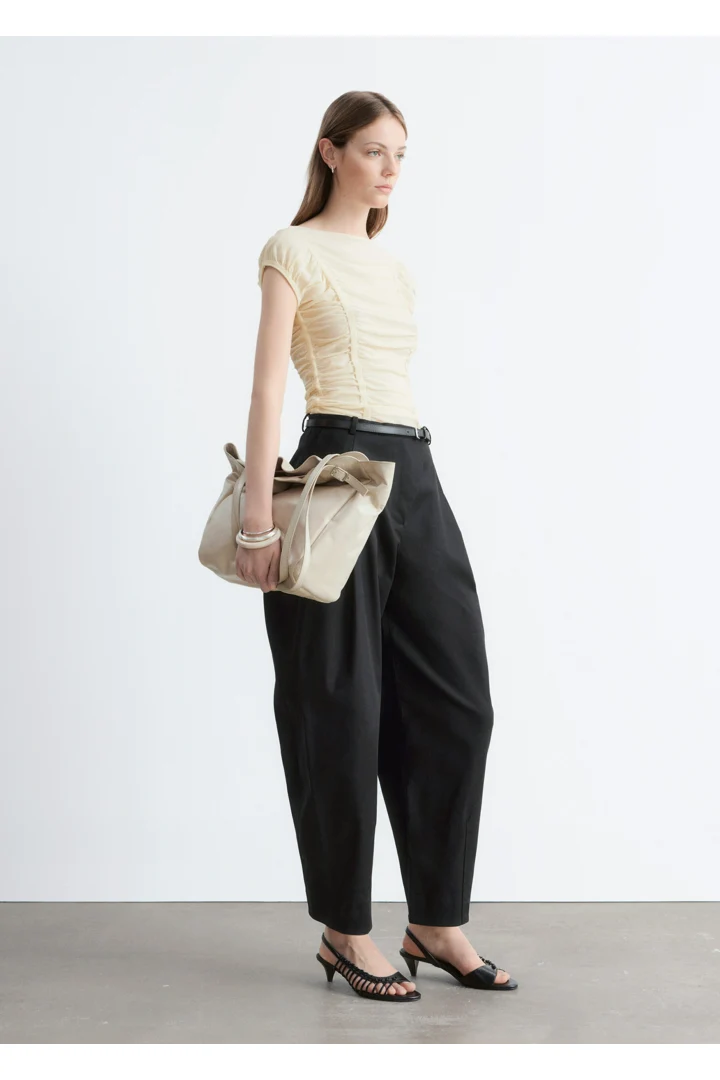 앤아더스토리즈 루시드 캡 슬리브 탑의 베이지컬러 ECOMLook입니다.