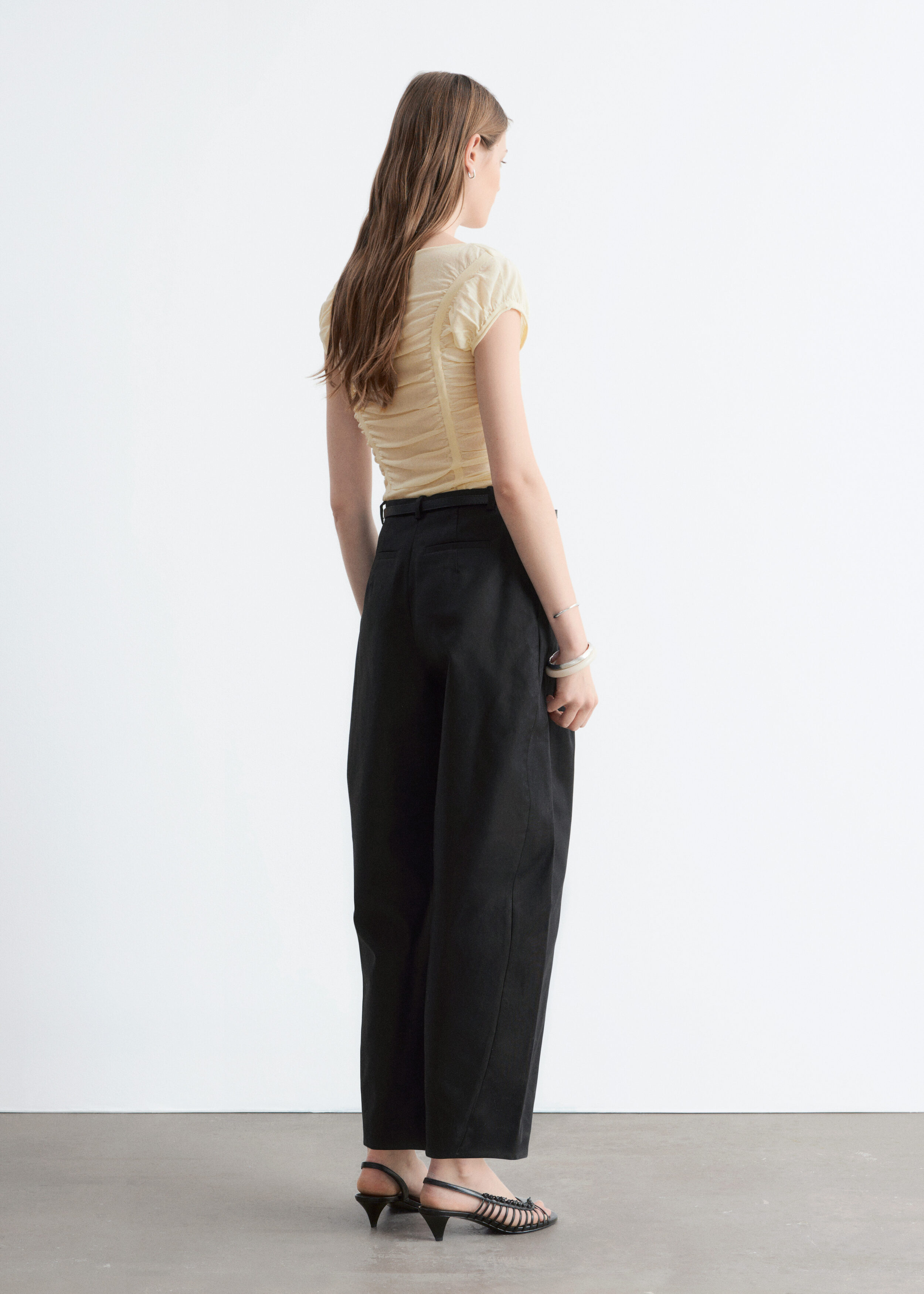 앤아더스토리즈 루시드 캡 슬리브 탑의 베이지컬러 ECOMLook입니다.