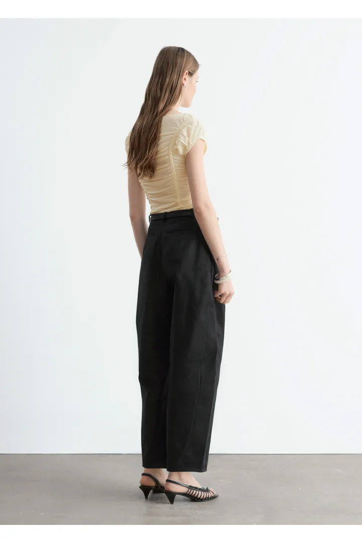 앤아더스토리즈 루시드 캡 슬리브 탑의 베이지컬러 ECOMLook입니다.