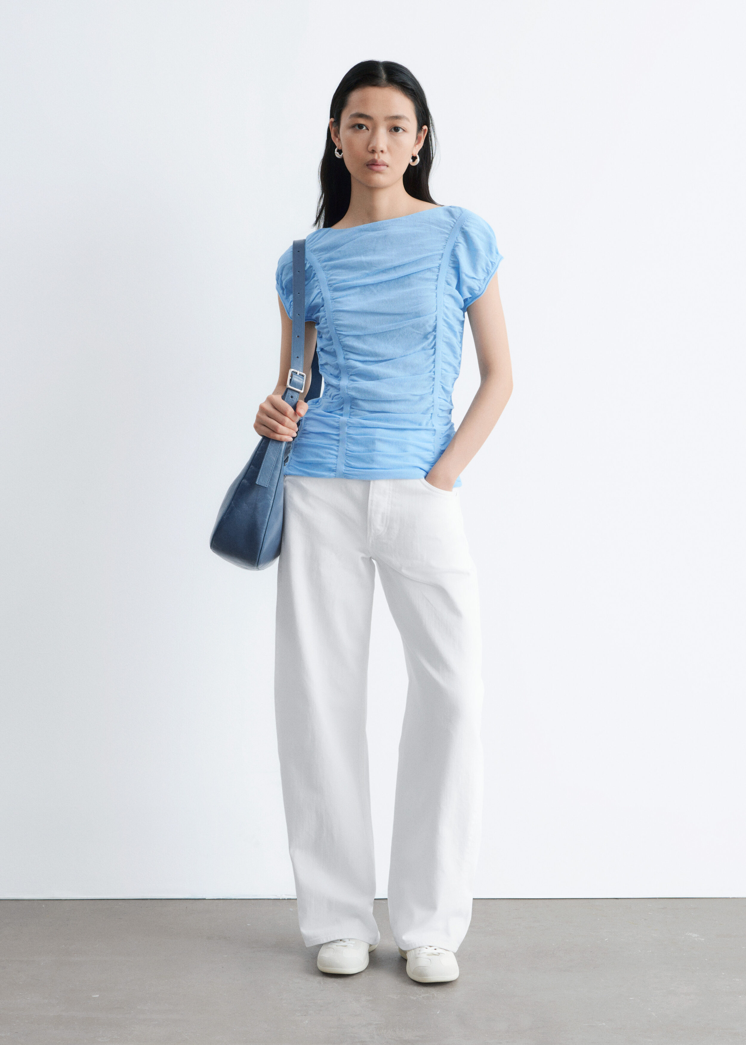 앤아더스토리즈 루시드 캡 슬리브 탑의 블루컬러 ECOMLook입니다.