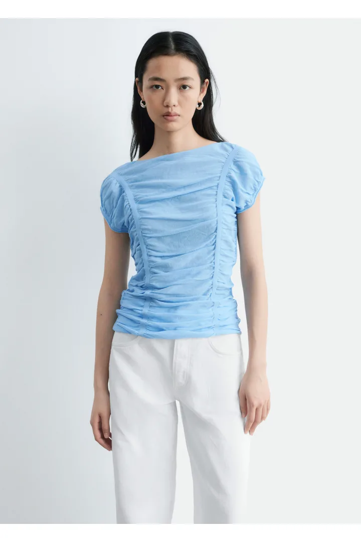 앤아더스토리즈 루시드 캡 슬리브 탑의 블루컬러 ECOMLook입니다.