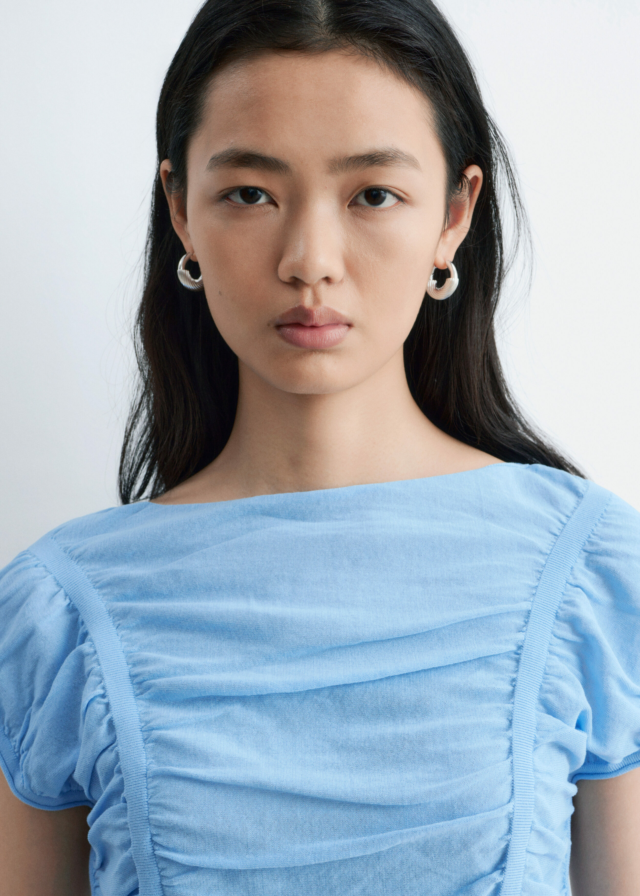 앤아더스토리즈 루시드 캡 슬리브 탑의 블루컬러 ECOMLook입니다.