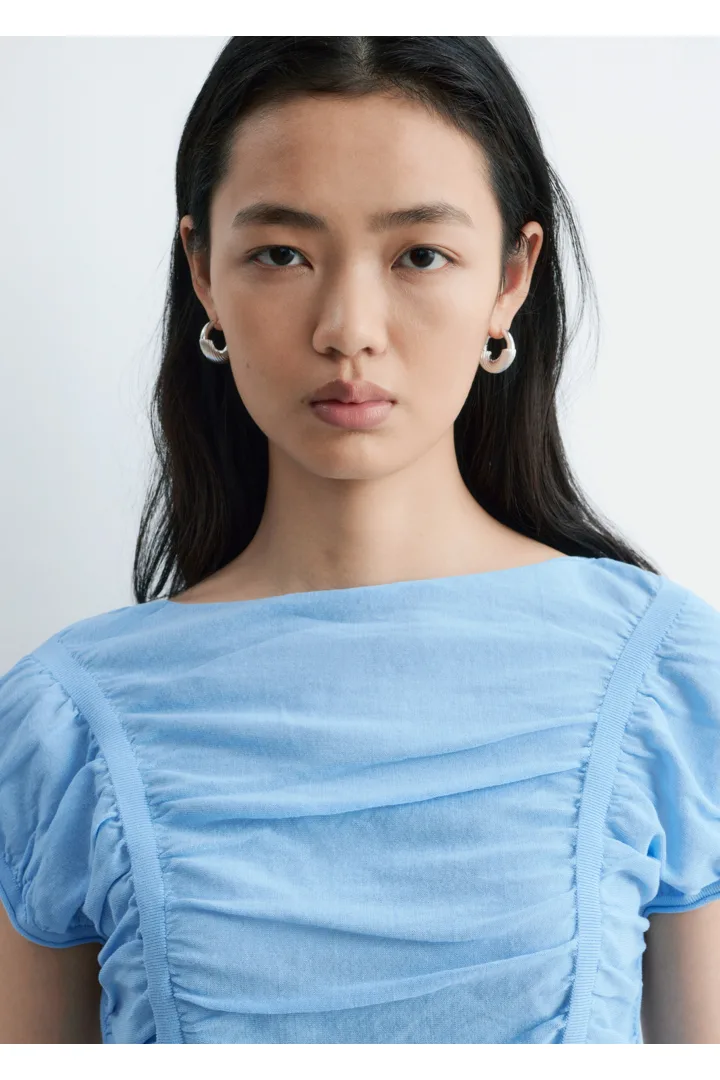 앤아더스토리즈 루시드 캡 슬리브 탑의 블루컬러 ECOMLook입니다.