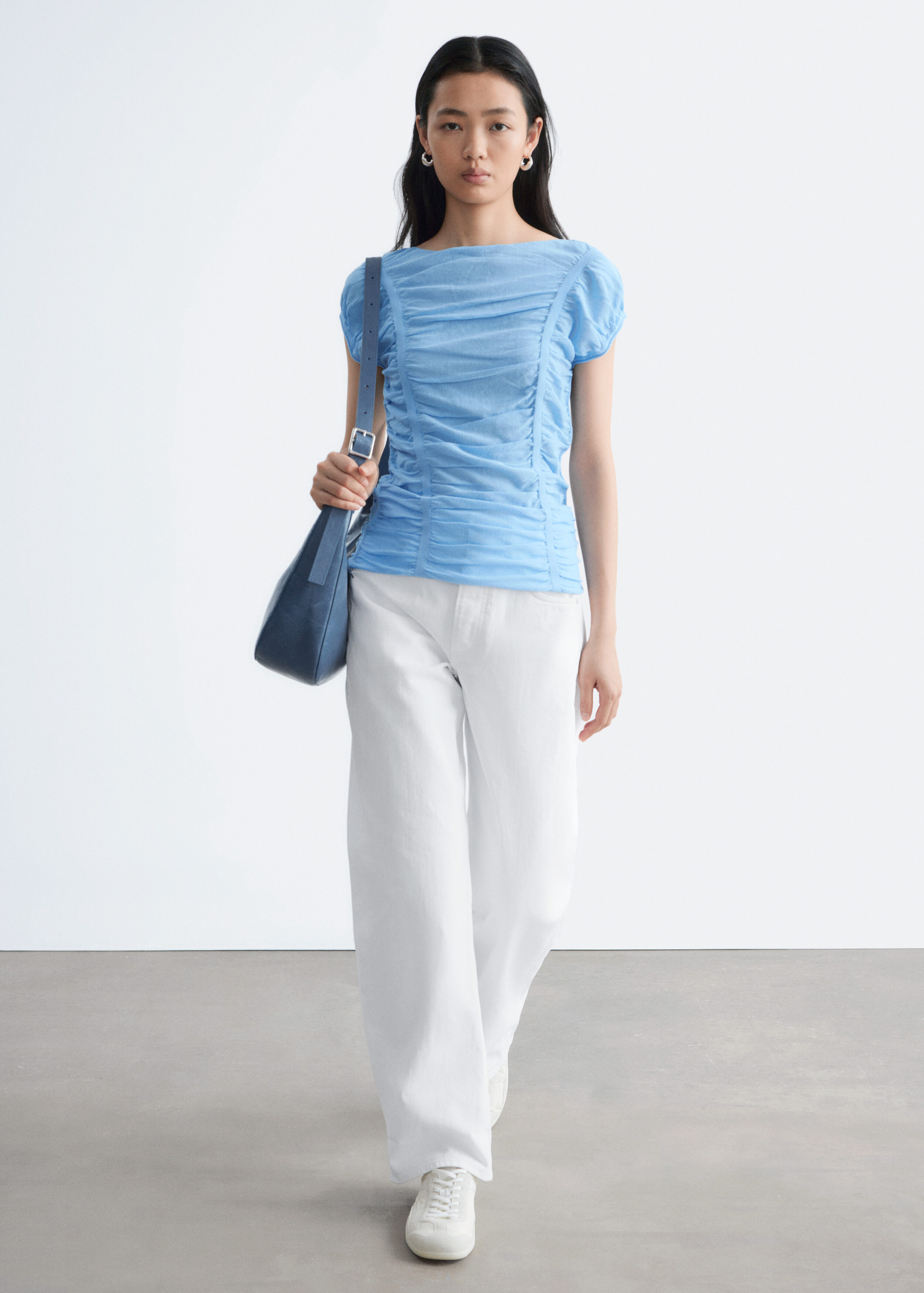 앤아더스토리즈 루시드 캡 슬리브 탑의 블루컬러 ECOMLook입니다.