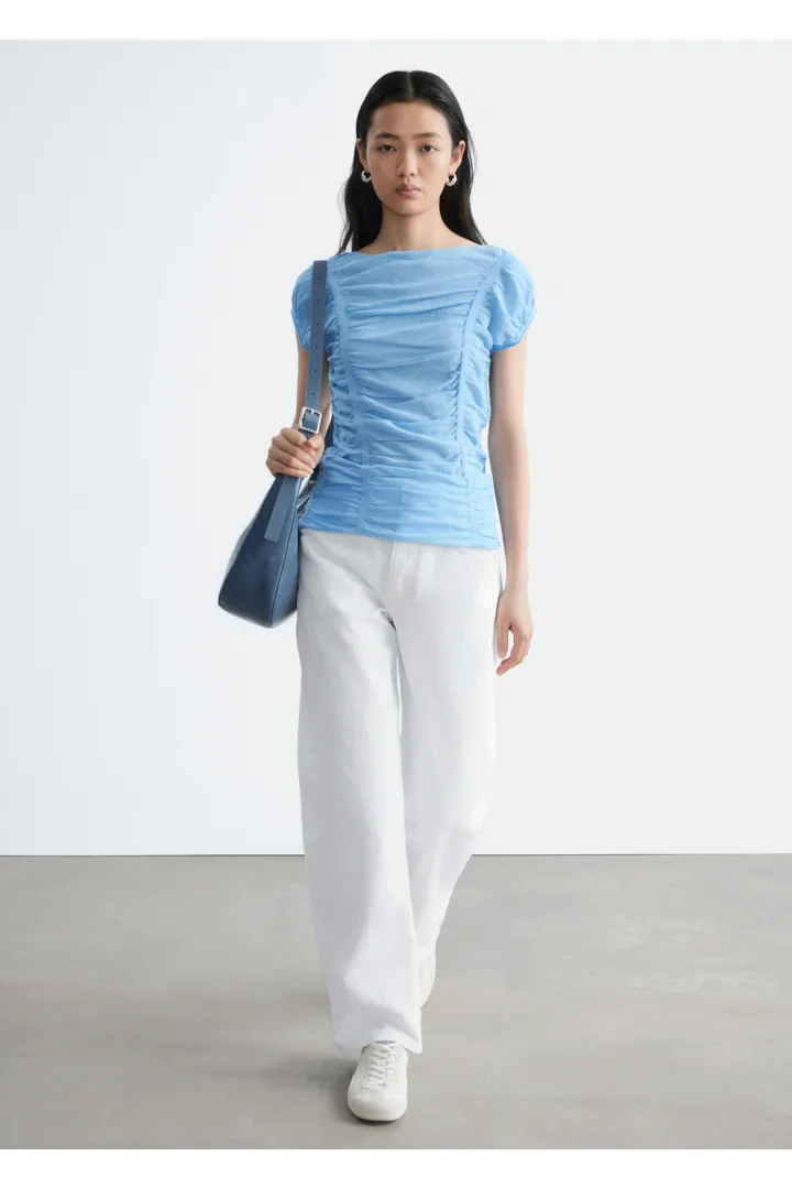 앤아더스토리즈 루시드 캡 슬리브 탑의 블루컬러 ECOMLook입니다.