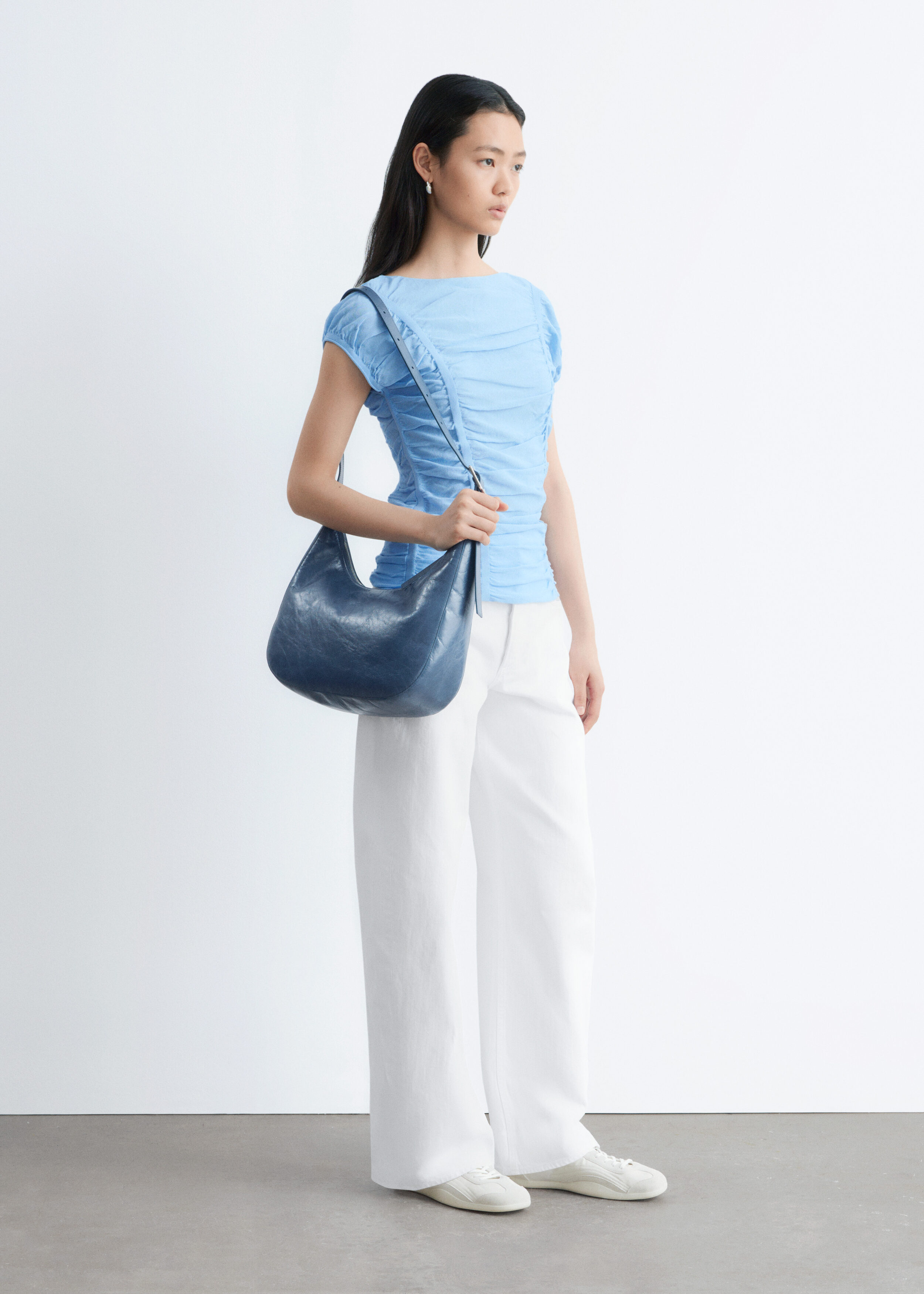 앤아더스토리즈 루시드 캡 슬리브 탑의 블루컬러 ECOMLook입니다.