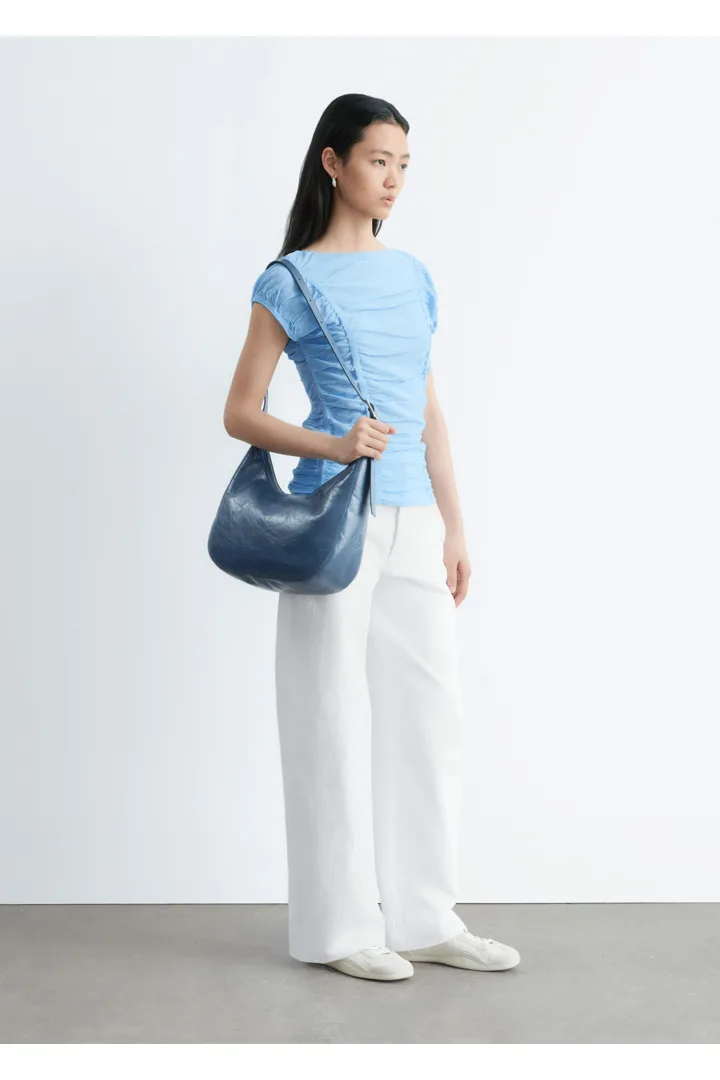 앤아더스토리즈 루시드 캡 슬리브 탑의 블루컬러 ECOMLook입니다.