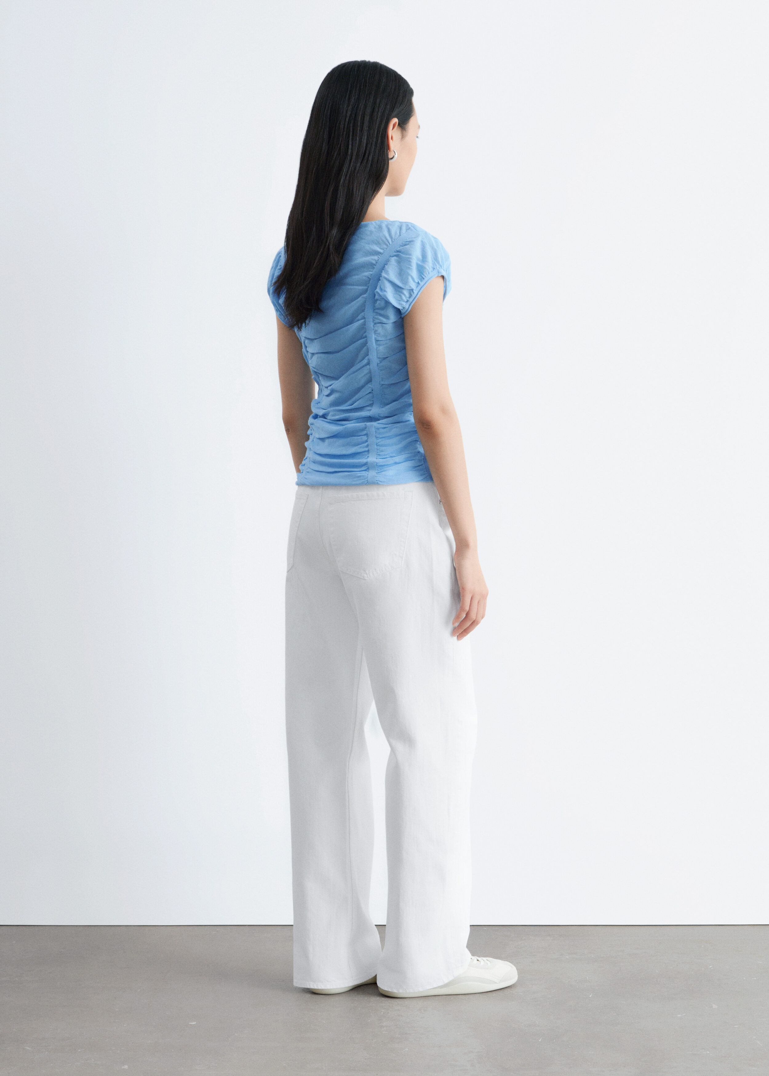 앤아더스토리즈 루시드 캡 슬리브 탑의 블루컬러 ECOMLook입니다.