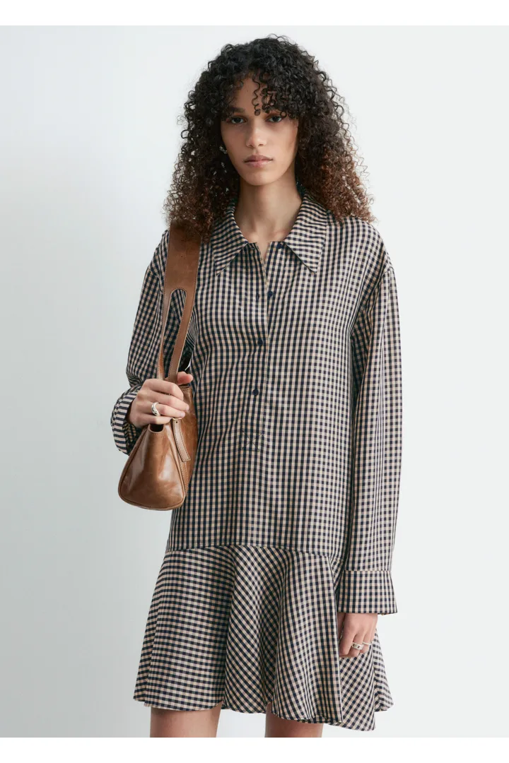 앤아더스토리즈 드롭 웨이스트 코튼 셔츠 드레스의 다크 블루/깅엄 체크컬러 ECOMLook입니다.