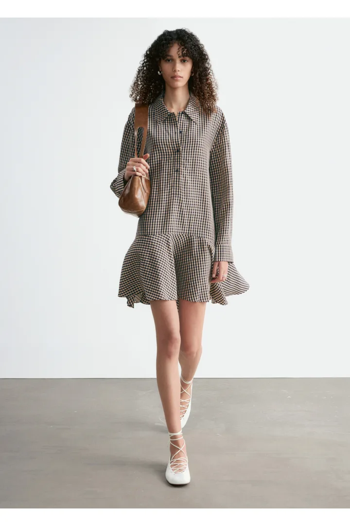 앤아더스토리즈 드롭 웨이스트 코튼 셔츠 드레스의 다크 블루/깅엄 체크컬러 ECOMLook입니다.