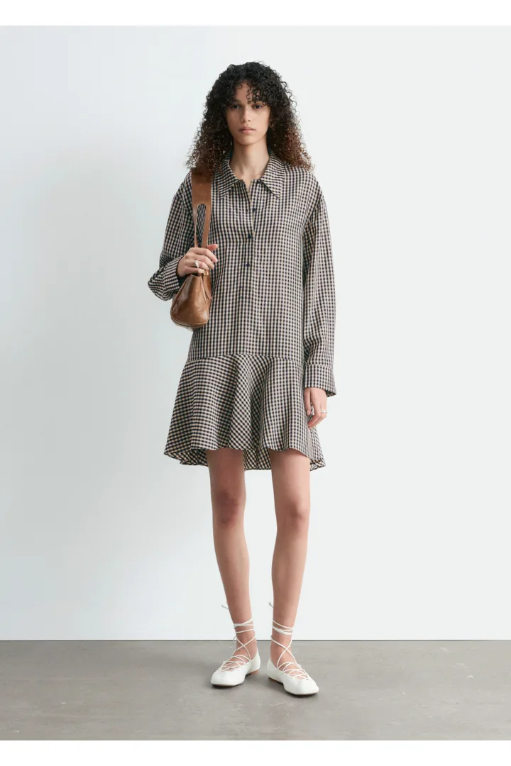 앤아더스토리즈 드롭 웨이스트 코튼 셔츠 드레스의 다크 블루/깅엄 체크컬러 ECOMLook입니다.
