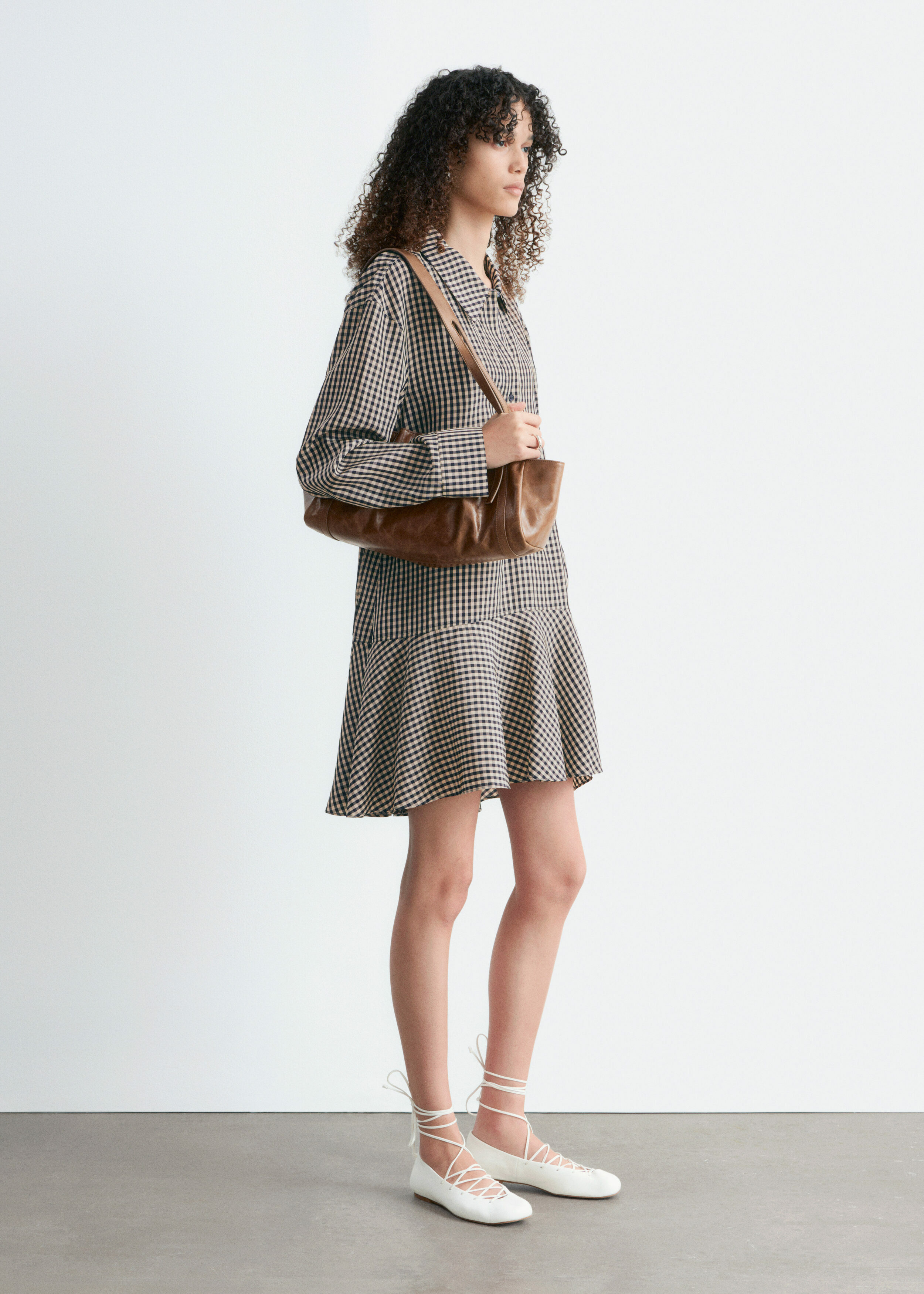 앤아더스토리즈 드롭 웨이스트 코튼 셔츠 드레스의 다크 블루/깅엄 체크컬러 ECOMLook입니다.