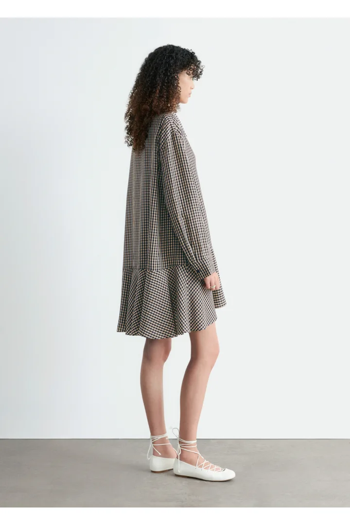 앤아더스토리즈 드롭 웨이스트 코튼 셔츠 드레스의 다크 블루/깅엄 체크컬러 ECOMLook입니다.