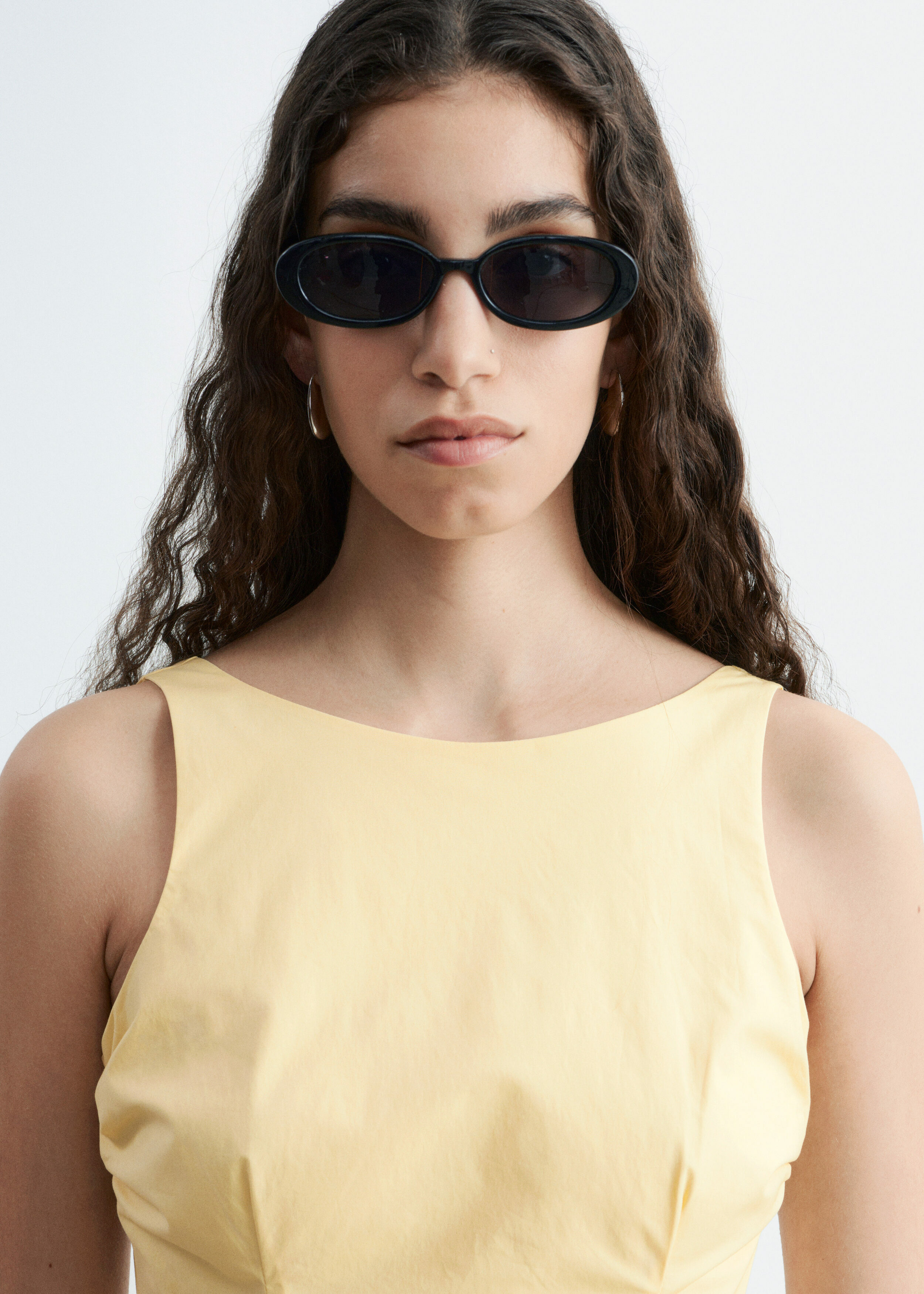 앤아더스토리즈 타이 백 코튼 미디 드레스의 옐로우컬러 ECOMLook입니다.