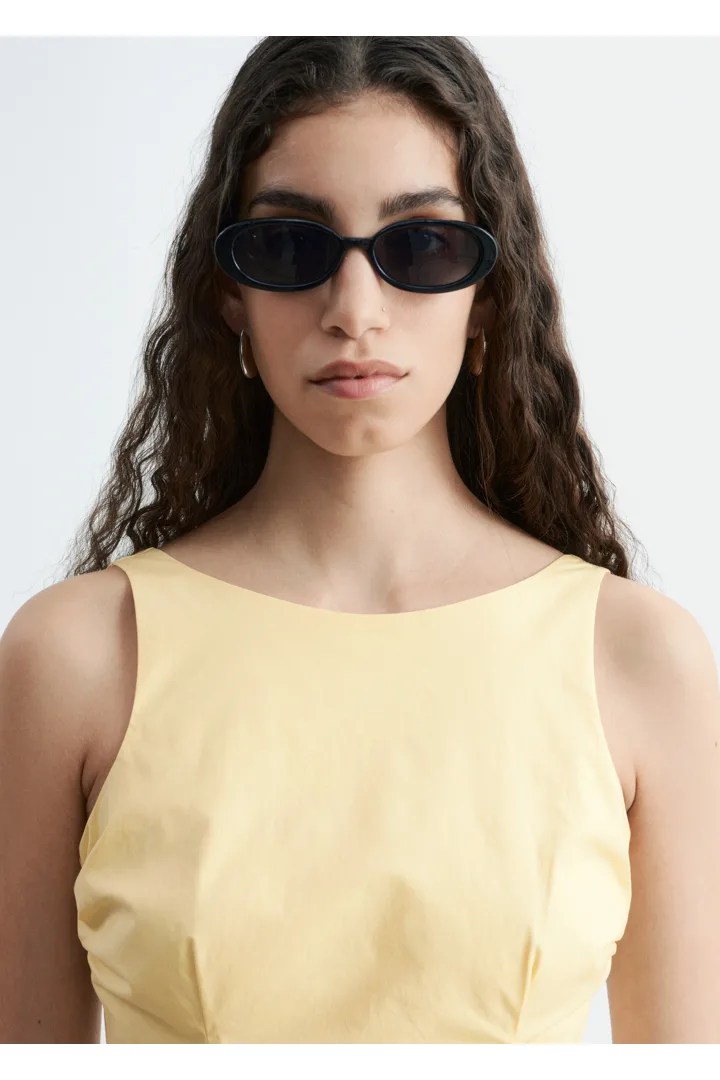 앤아더스토리즈 타이 백 코튼 미디 드레스의 옐로우컬러 ECOMLook입니다.