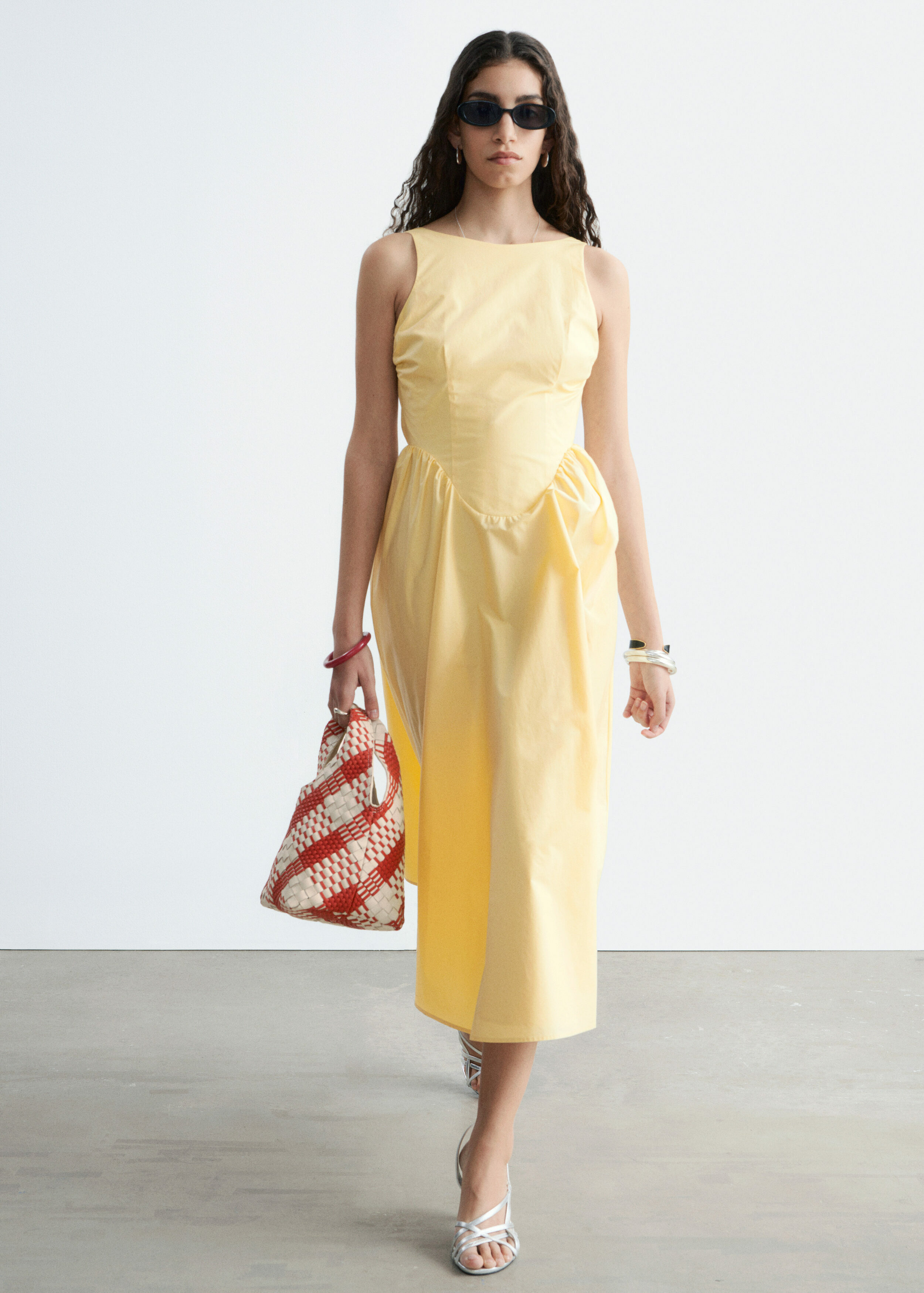 앤아더스토리즈 타이 백 코튼 미디 드레스의 옐로우컬러 ECOMLook입니다.