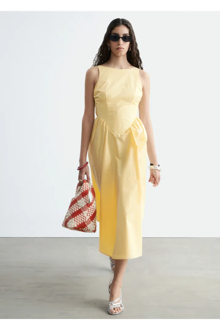 앤아더스토리즈 타이 백 코튼 미디 드레스의 옐로우컬러 ECOMLook입니다.