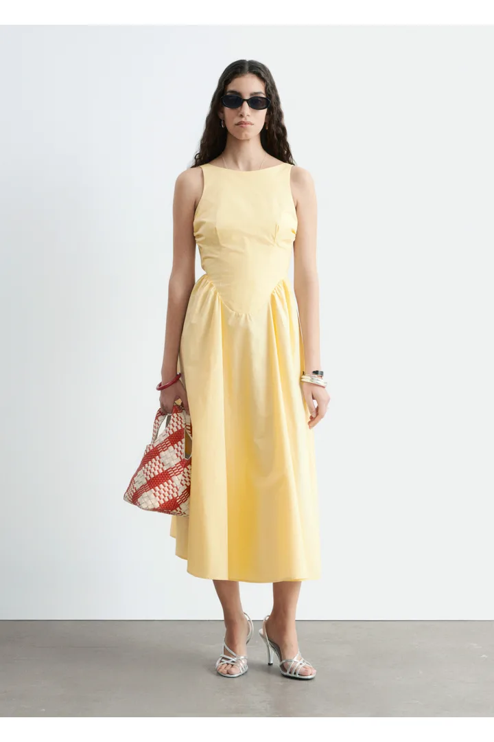 앤아더스토리즈 타이 백 코튼 미디 드레스의 옐로우컬러 ECOMLook입니다.