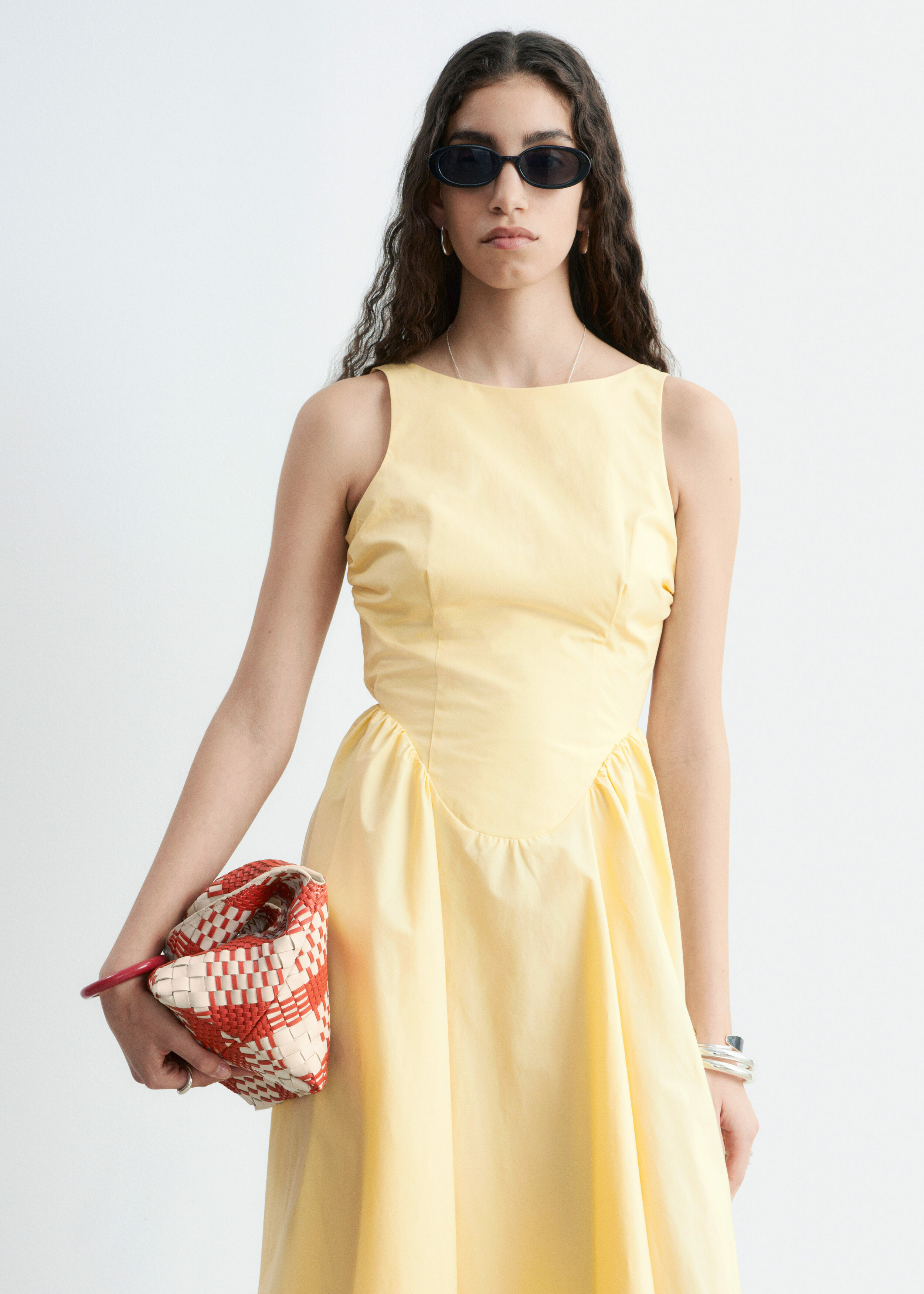 앤아더스토리즈 타이 백 코튼 미디 드레스의 옐로우컬러 ECOMLook입니다.