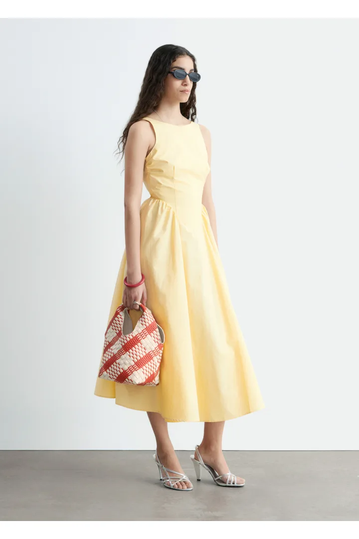 앤아더스토리즈 타이 백 코튼 미디 드레스의 옐로우컬러 ECOMLook입니다.