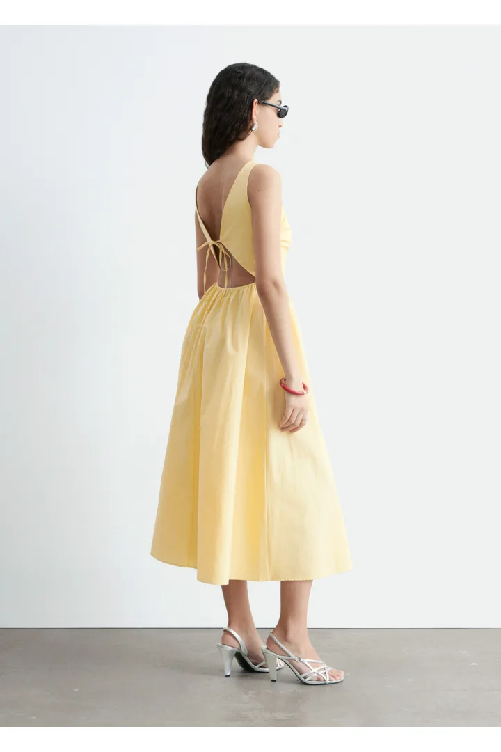 앤아더스토리즈 타이 백 코튼 미디 드레스의 옐로우컬러 ECOMLook입니다.