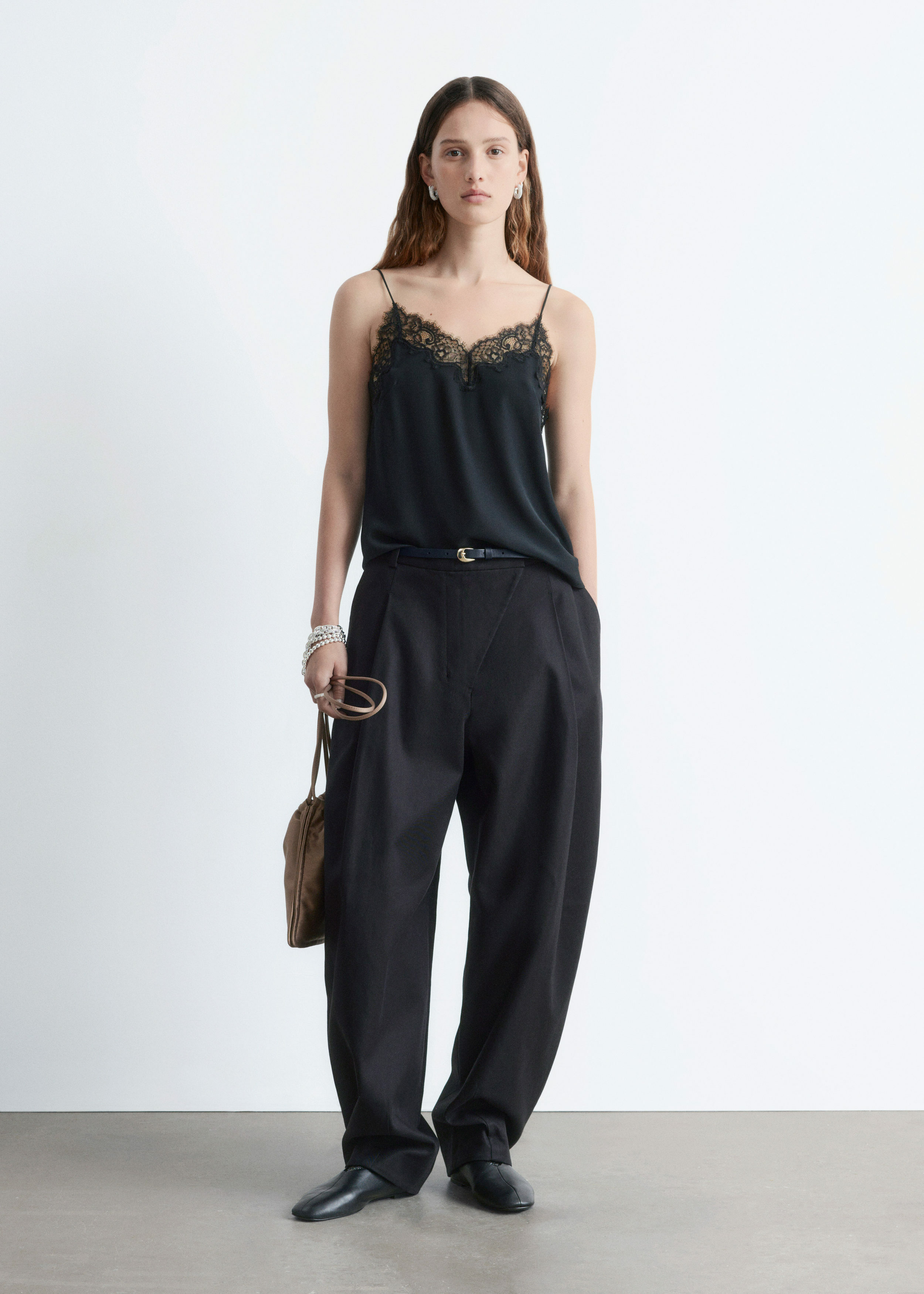 앤아더스토리즈 실크 캐미솔 탑의 블랙컬러 Detail입니다.