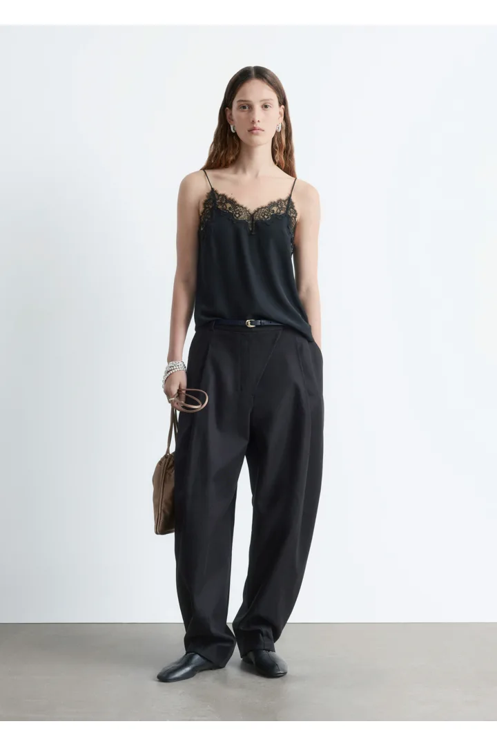 앤아더스토리즈 실크 캐미솔 탑의 블랙컬러 Detail입니다.